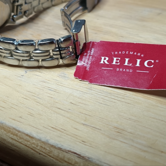 X Relic ladies Quartz. Gray dial, 3 hand movement. SS back and bracelet 26.5 - Picture 8 of 11